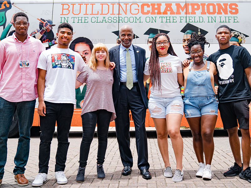 Students with FAMU President 